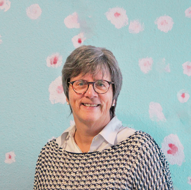 Frau Kraus-Hack, Sekretärin